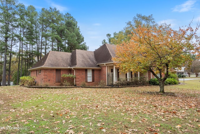 view of front of house featuring a front lawn