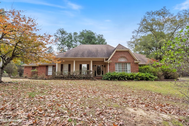 ranch-style house featuring a front lawn