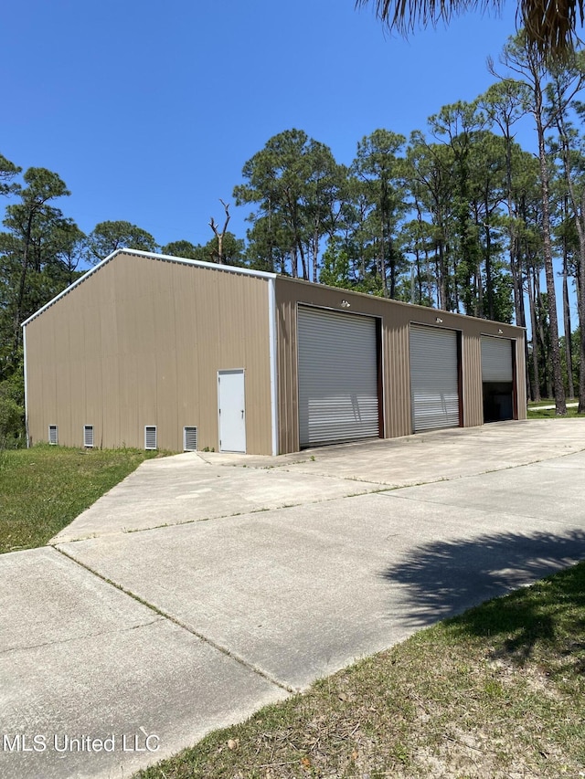 view of detached garage