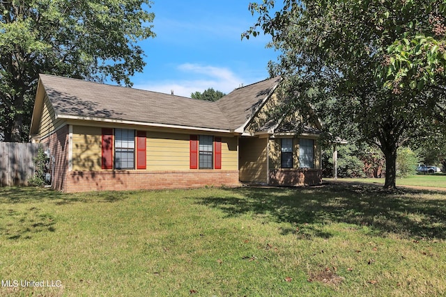 view of front of property featuring a front yard