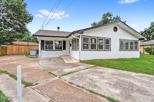 view of front of house featuring a patio and a front lawn