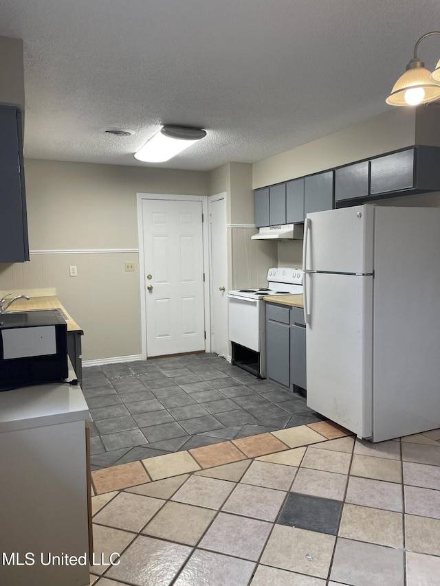 kitchen featuring white appliances, sink, a textured ceiling, and gray cabinetry