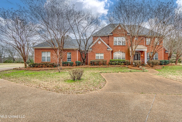 view of front of home featuring a front lawn