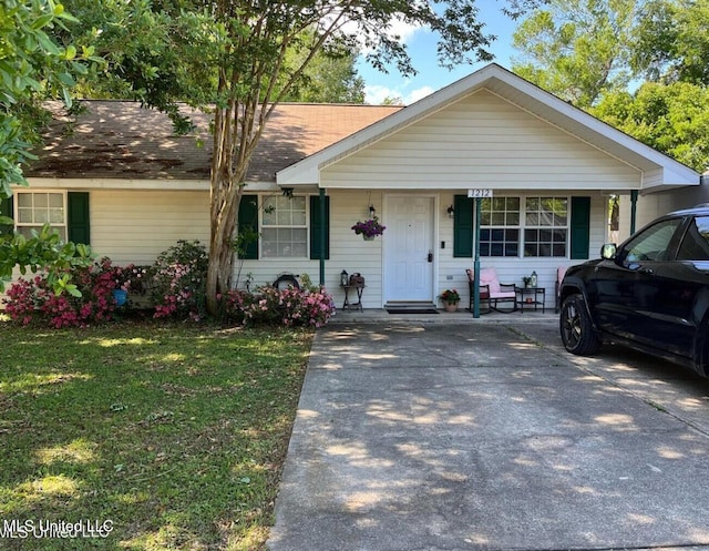 single story home featuring a front yard