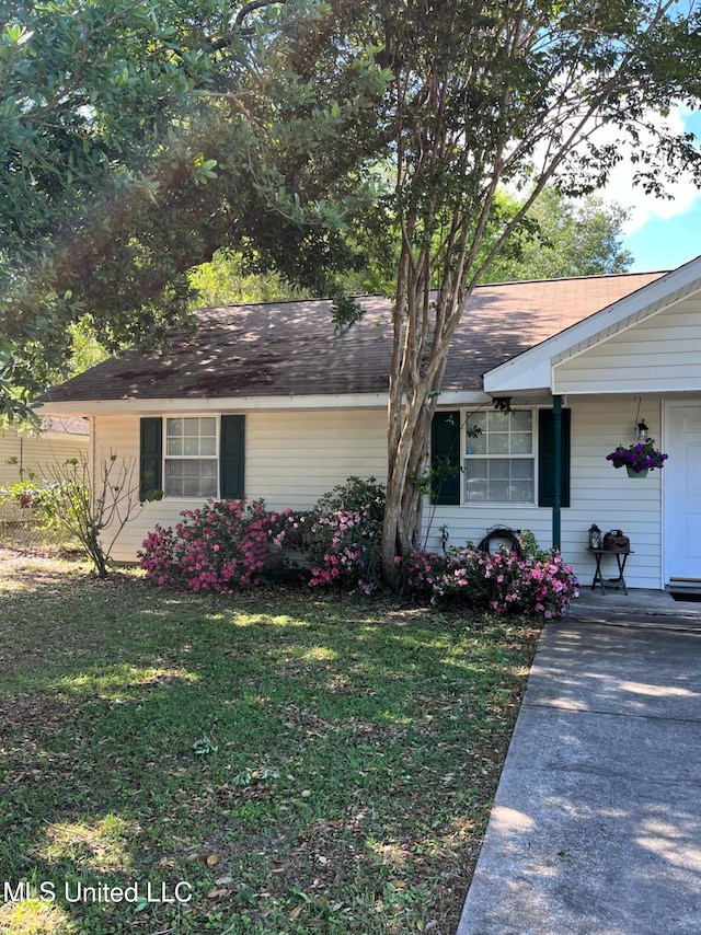 single story home with a front yard