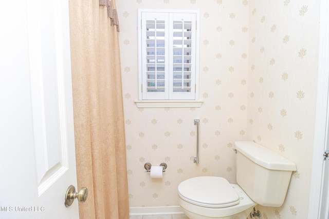 697 Country Place Dr, Pearl, MS 39208 - bathroom featuring toilet, baseboards, and wallpapered walls