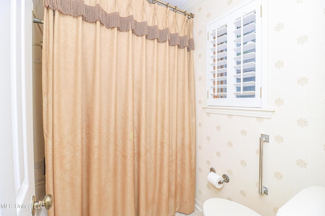 697 Country Place Dr, Pearl, MS 39208 - full bath with toilet, wallpapered walls, and a shower with curtain