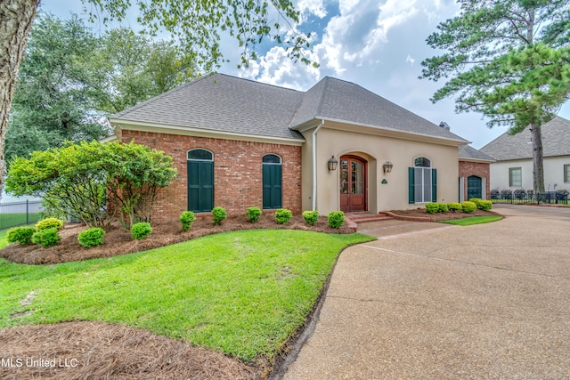 view of front of property featuring a front lawn