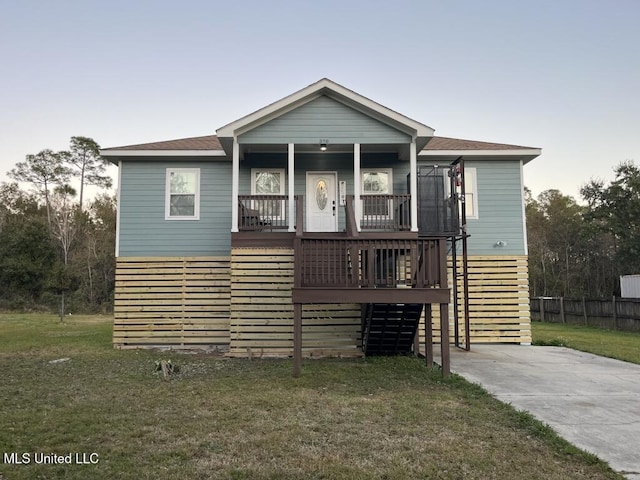 view of front of house featuring a porch and a front lawn