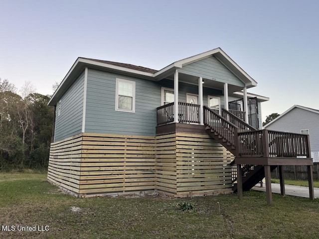 view of front facade featuring a front yard