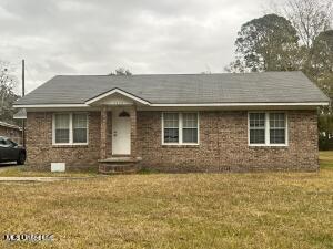 single story home with a front lawn