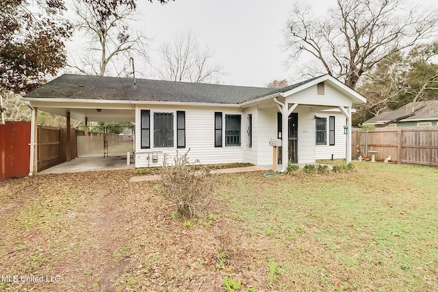 view of front facade featuring a front lawn and a carport