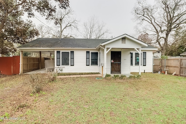 view of front of house featuring a carport and a front lawn