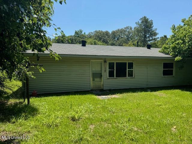 205 Hillside Dr, Vicksburg, MS 39180 - rear view of property featuring a lawn
