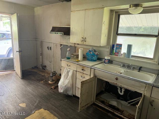 205 Hillside Dr, Vicksburg, MS 39180 - kitchen with dark wood-style flooring, light countertops, and a sink