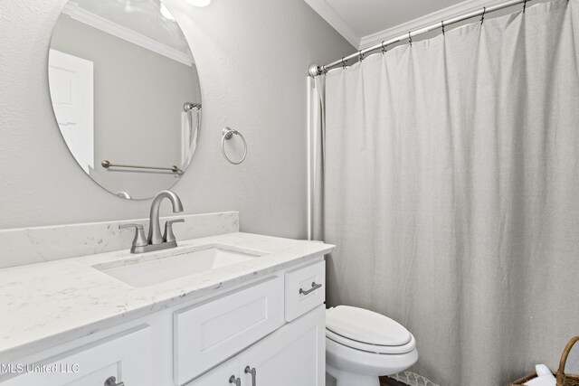 full bathroom featuring a textured wall, toilet, a shower with shower curtain, ornamental molding, and vanity