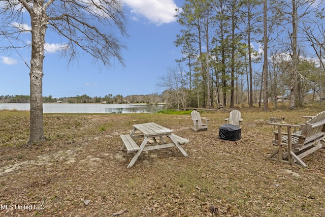 view of yard featuring a water view