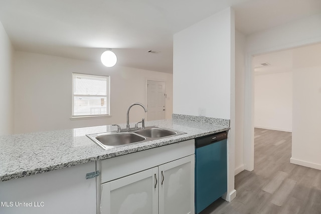 kitchen with baseboards, visible vents, dishwashing machine, light wood-type flooring, and a sink