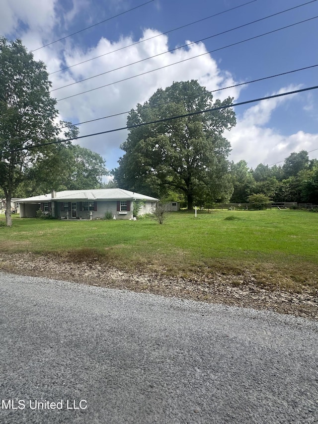 176 Revell Rd, Grenada, MS 38901 - view of front of property with a front lawn