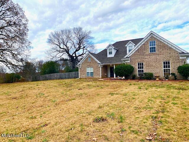 view of front of home featuring a front lawn