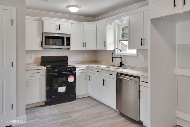 kitchen with sink, crown molding, white cabinets, appliances with stainless steel finishes, and light hardwood / wood-style floors