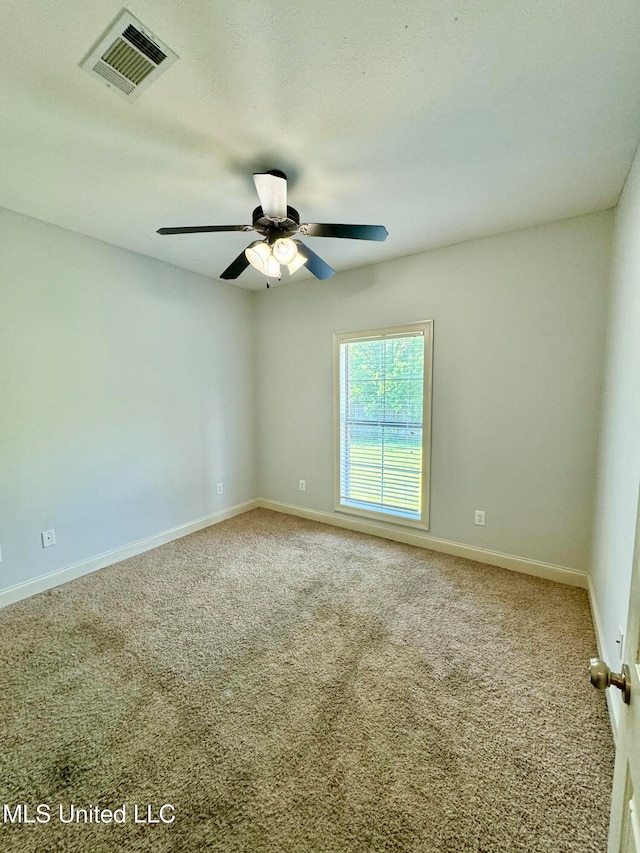 unfurnished room featuring ceiling fan and carpet flooring