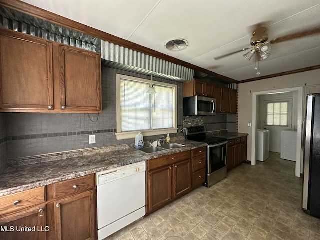 kitchen featuring a sink, tasteful backsplash, dark countertops, ceiling fan, and appliances with stainless steel finishes
