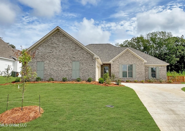 view of front facade with a front yard