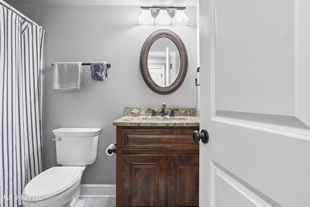 bathroom featuring a shower with curtain, baseboards, vanity, and toilet