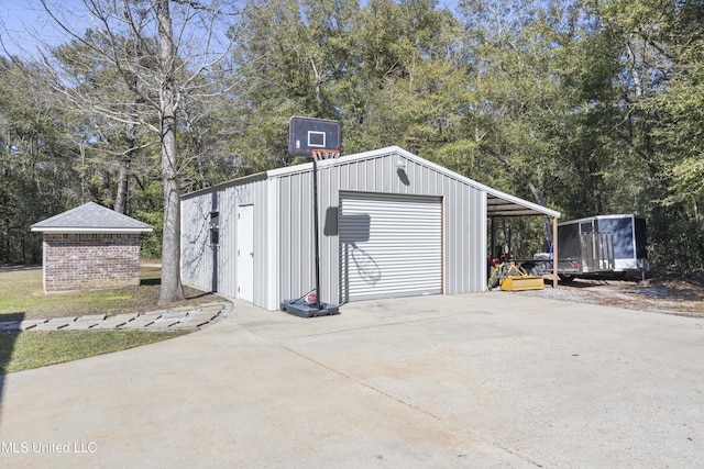 view of outdoor structure featuring an outbuilding and driveway