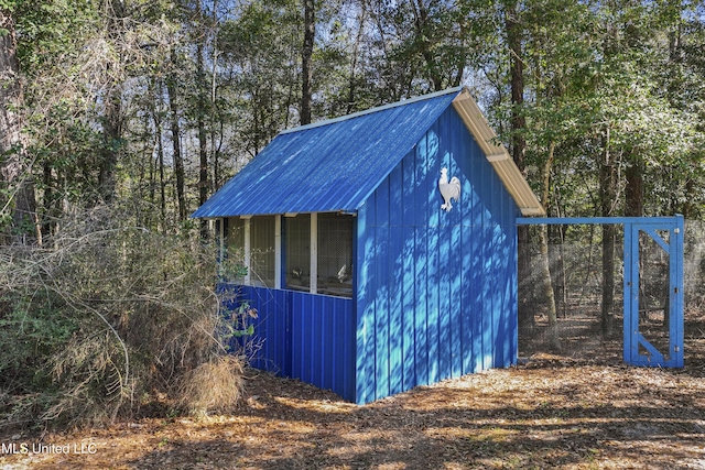 view of outdoor structure featuring an outbuilding