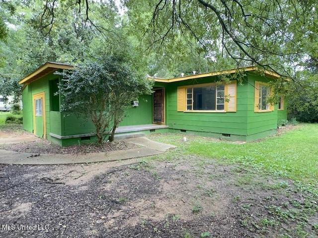 view of front of home featuring crawl space