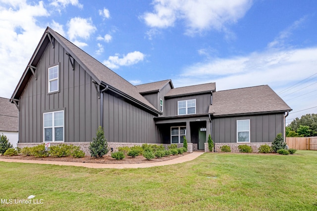 view of front of house featuring a front yard