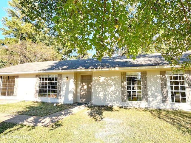 ranch-style home featuring a front yard