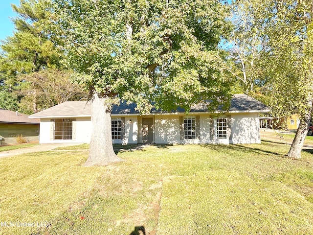 view of front of property with a front yard