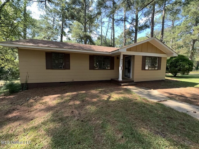 ranch-style home featuring a front lawn