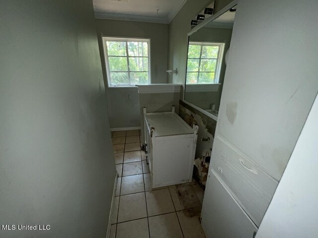 washroom featuring ornamental molding and light tile patterned floors