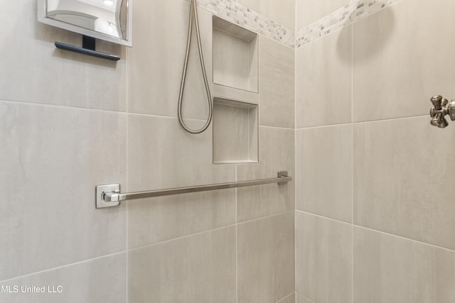 bathroom featuring a tile shower