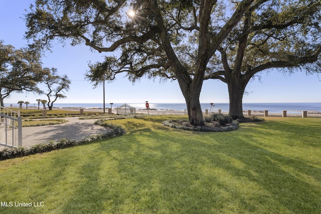 view of yard featuring a water view