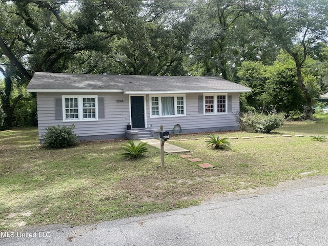 ranch-style house featuring a front yard