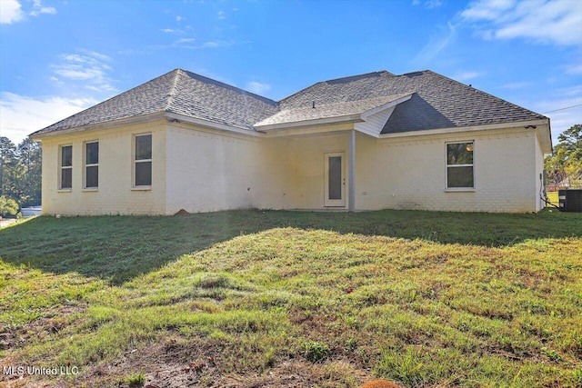 view of front facade featuring a front yard and cooling unit