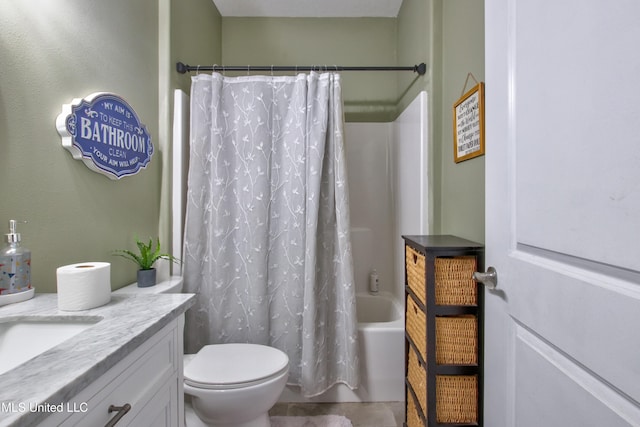 full bathroom featuring shower / tub combo with curtain, vanity, and toilet