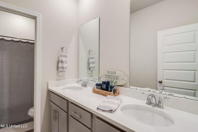 bathroom with a shower with curtain, vanity, and toilet