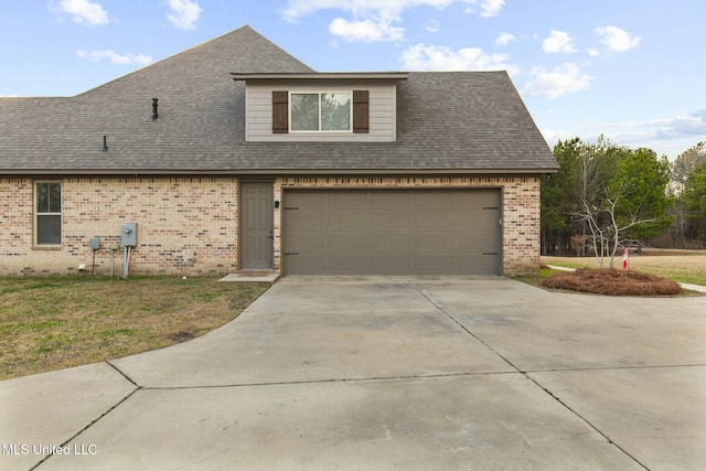 view of front facade with a front yard