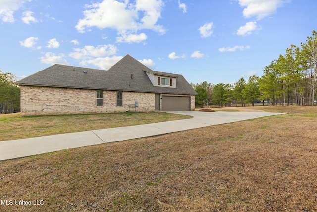 view of side of property featuring a lawn