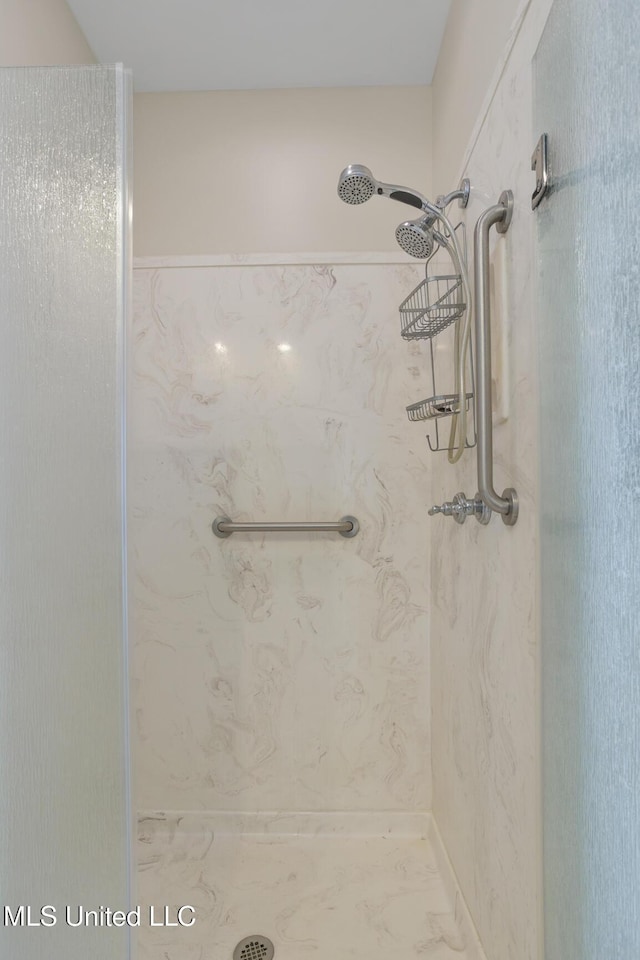 215 Azalea Ct, Brandon, MS 39047 - full bath with a shower