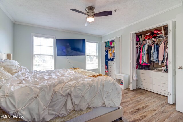 bedroom with ornamental molding, light hardwood / wood-style flooring, a textured ceiling, and ceiling fan