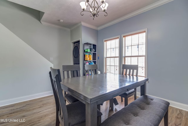 dining room featuring hardwood / wood-style floors, crown molding, and an inviting chandelier