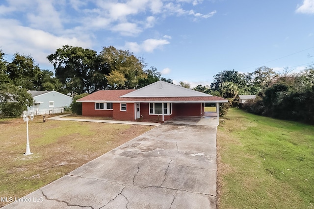 view of front of house with a carport and a front yard