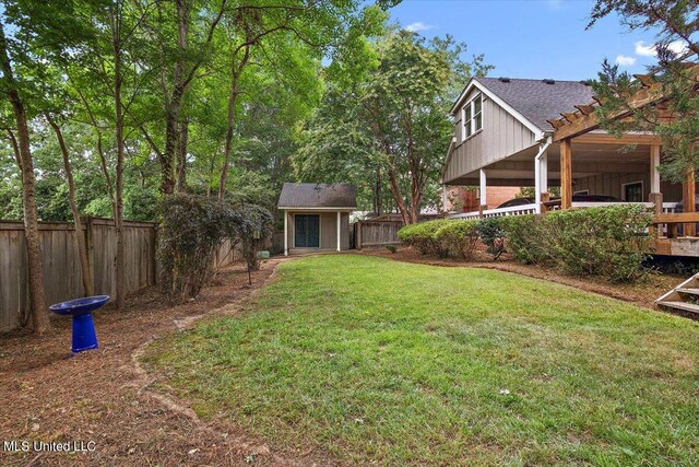 view of yard with an outdoor structure